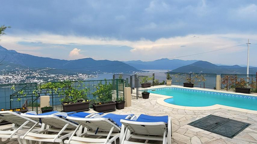 Atemberaubende Villa mit Pool und Panoramablick auf die Bucht